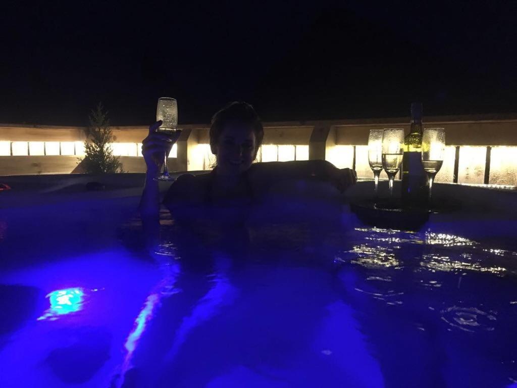 הוילה באלאכוליש Seaview Pod And Hot Tub מראה חיצוני תמונה